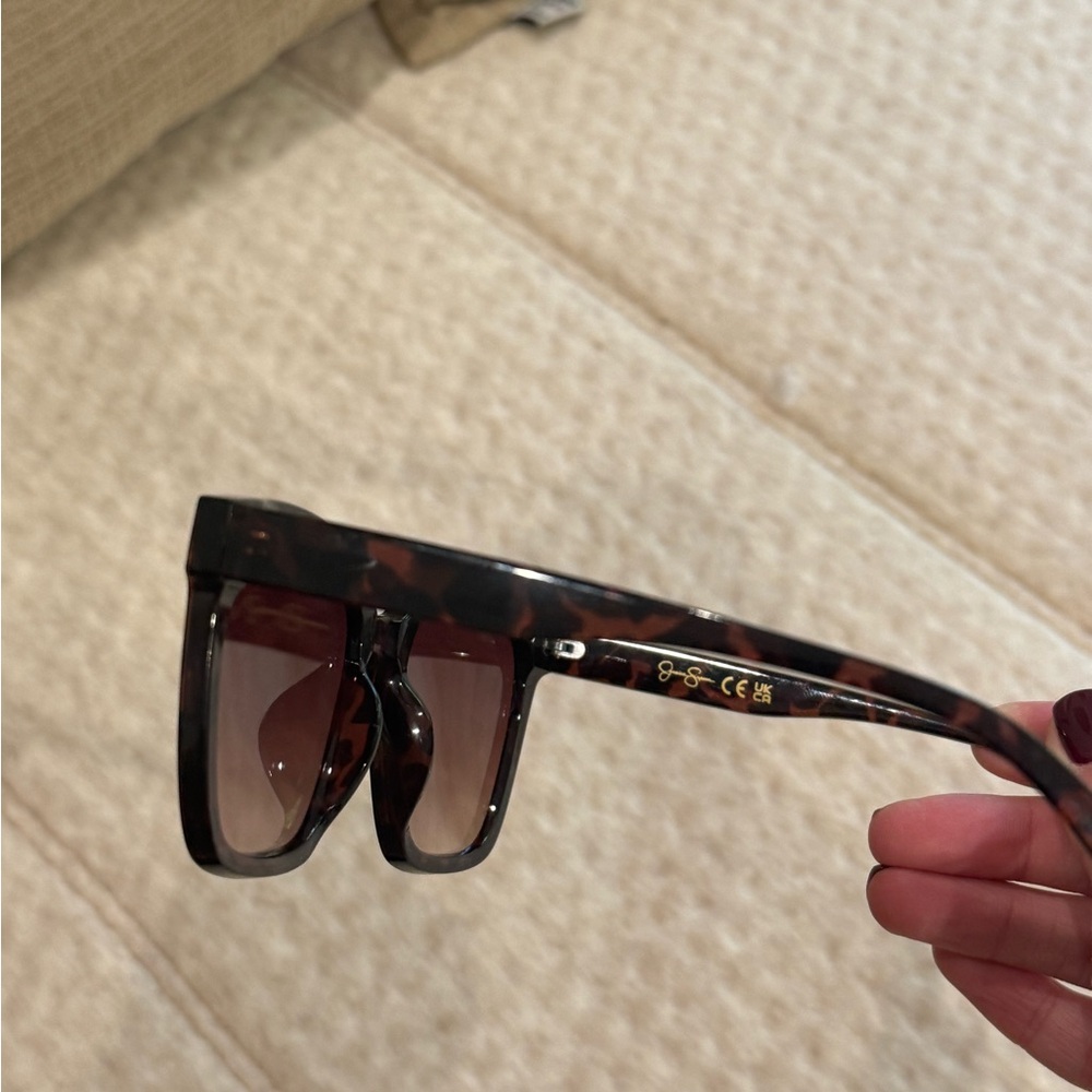 Jessica Simpson Tortoise Shell Sunglasses - Picture 4 of 6